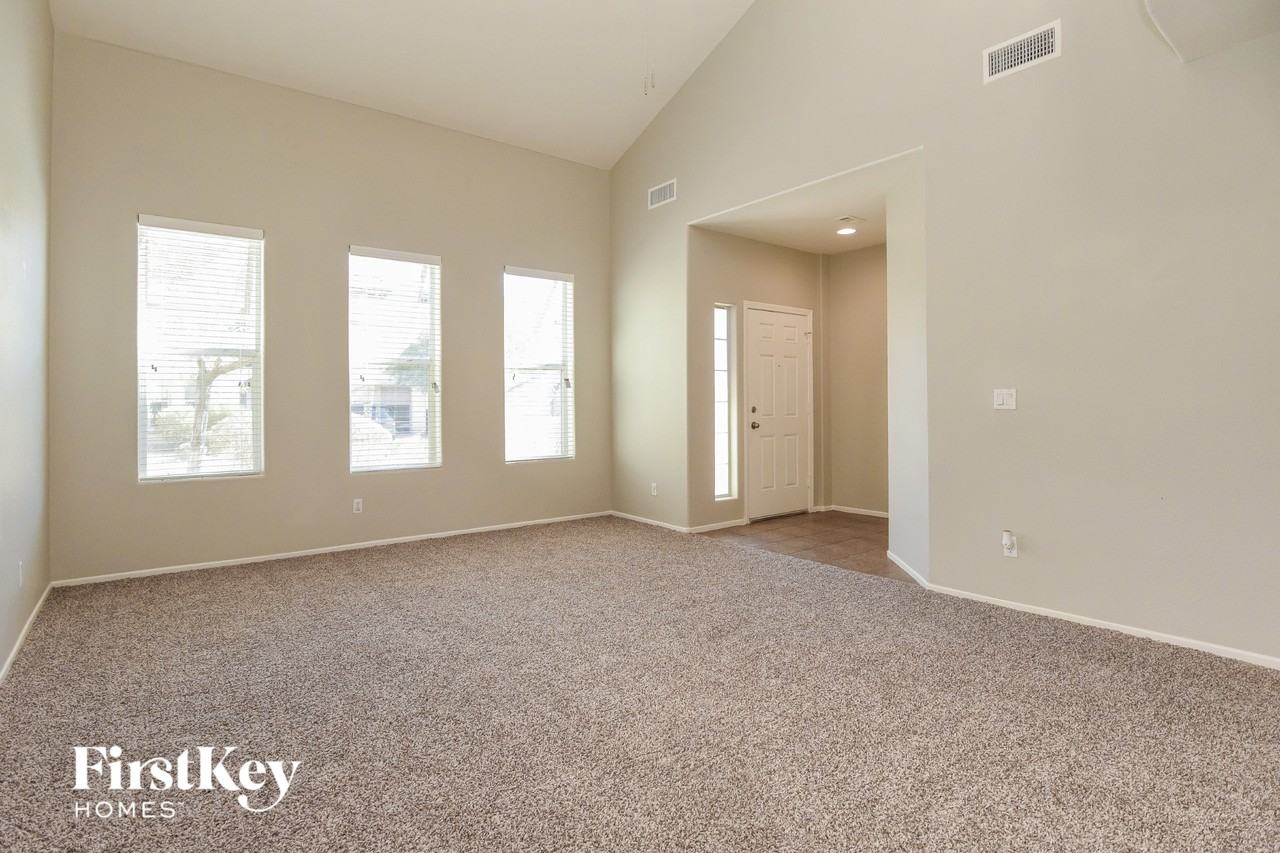 10221 Kermode Ct - Photo 3 of 15