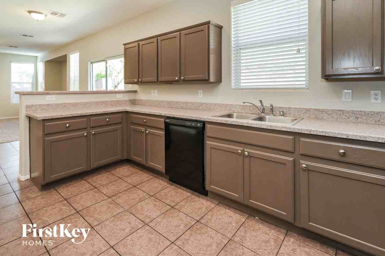 10221 Kermode Ct - Photo 4 of 15