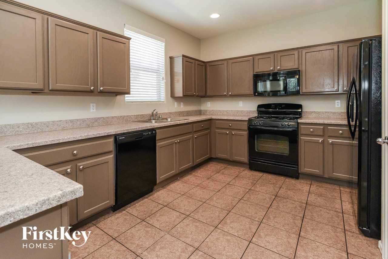 10221 Kermode Ct - Photo 5 of 15