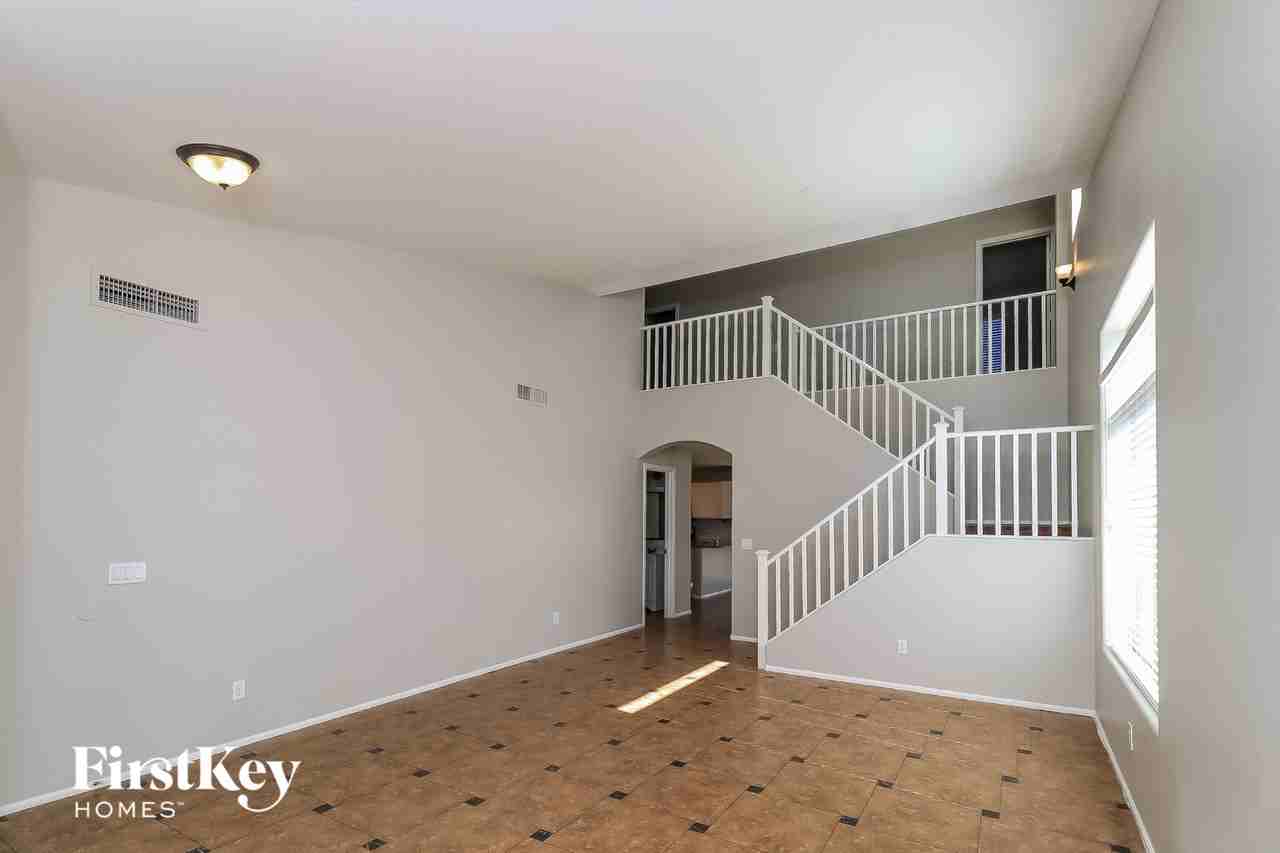 8605 S 49th Dr - Photo 3 of 15
