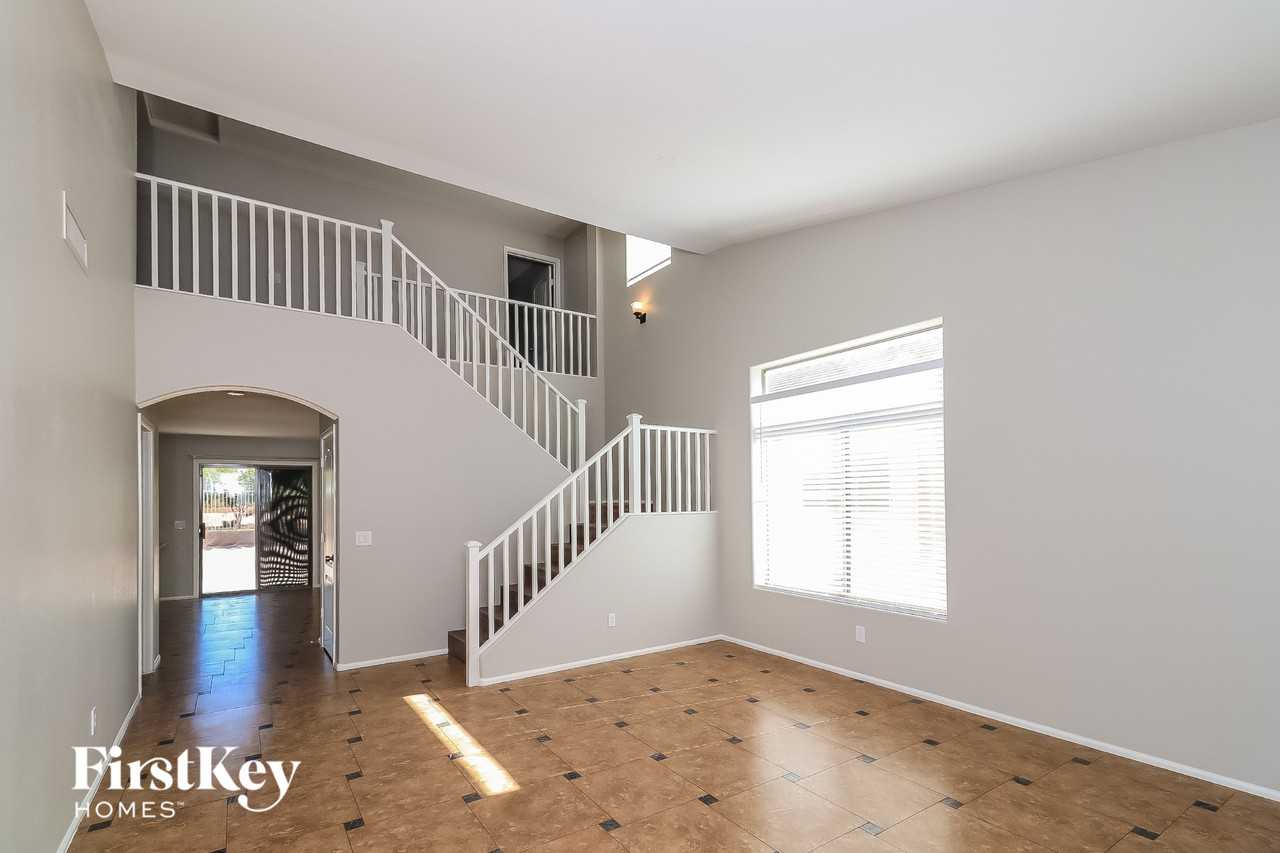 8605 S 49th Dr - Photo 4 of 15