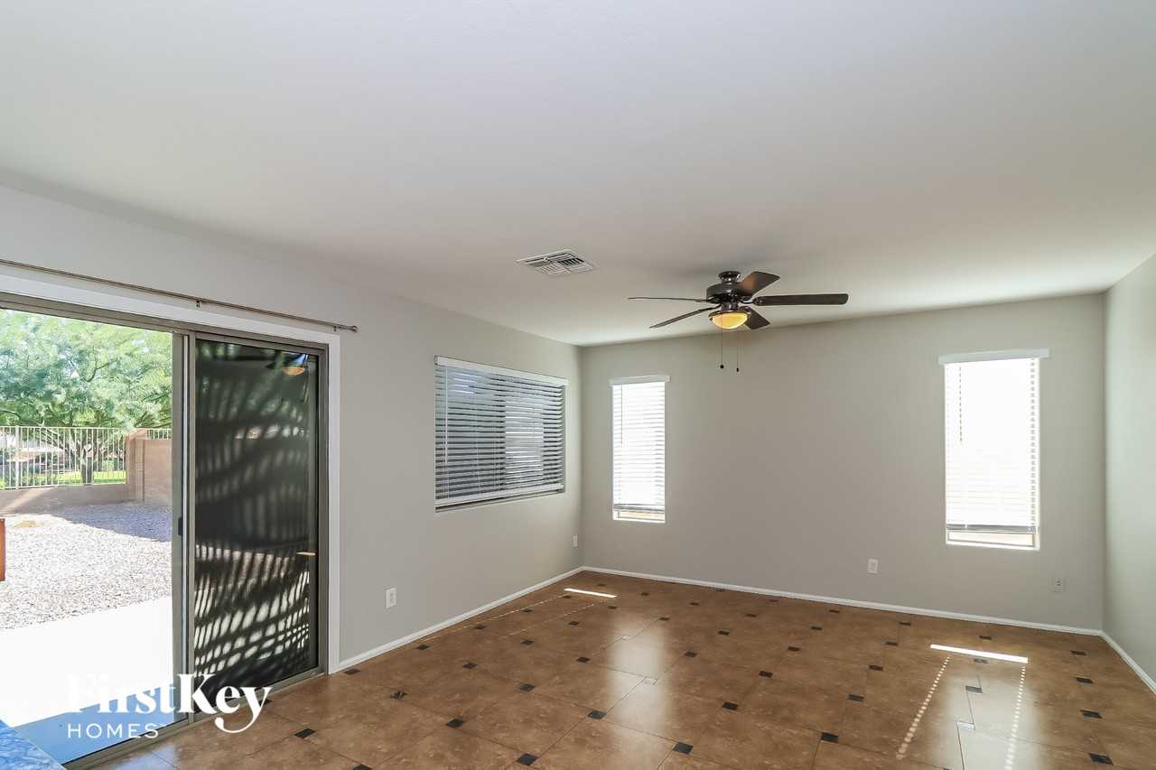 8605 S 49th Dr - Photo 5 of 15