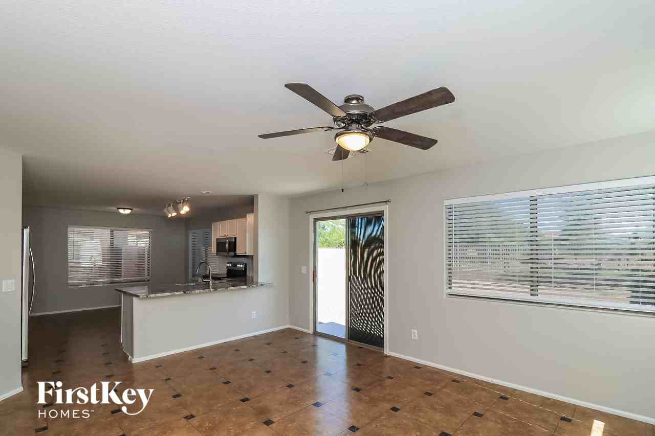 8605 S 49th Dr - Photo 6 of 15