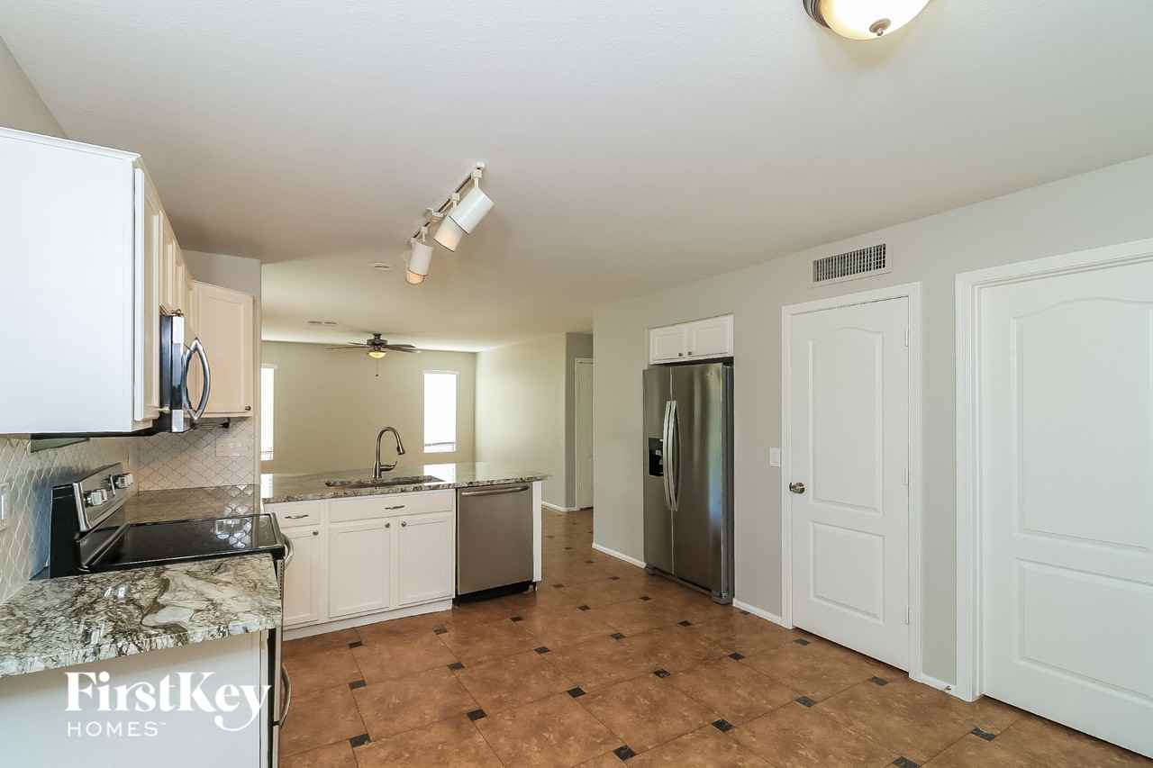 8605 S 49th Dr - Photo 7 of 15