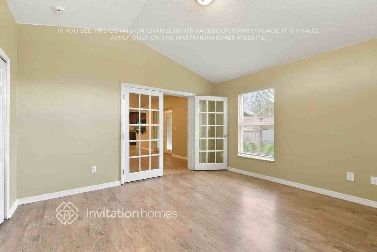 1043 W Riviera Blvd - Photo 4 of 17