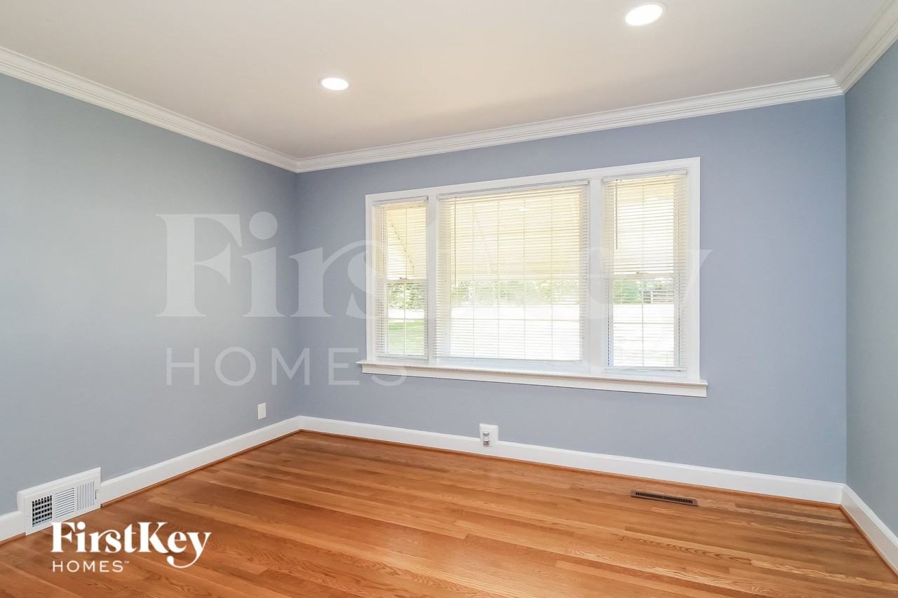 1085 N Peace Haven Rd - Photo 3 of 15