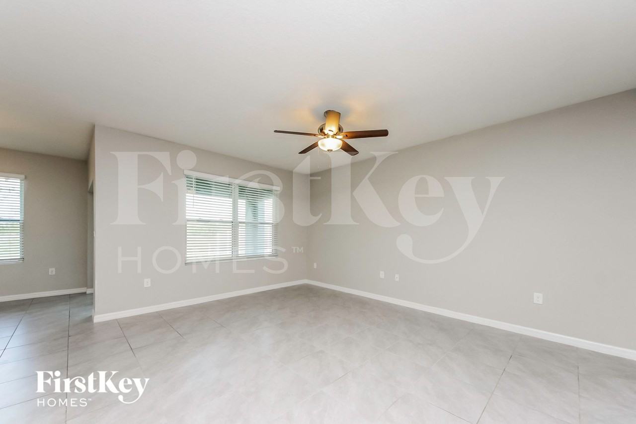 1673 Bay Breeze Dr - Photo 3 of 15