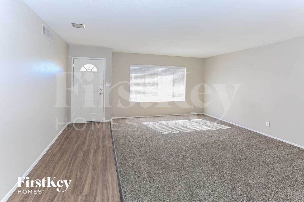 4844 W Brown St - Photo 2 of 15