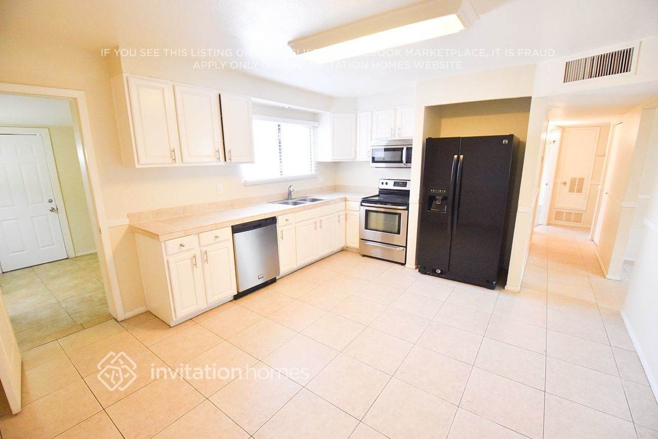 2136 E Bramble Ave - Photo 3 of 10