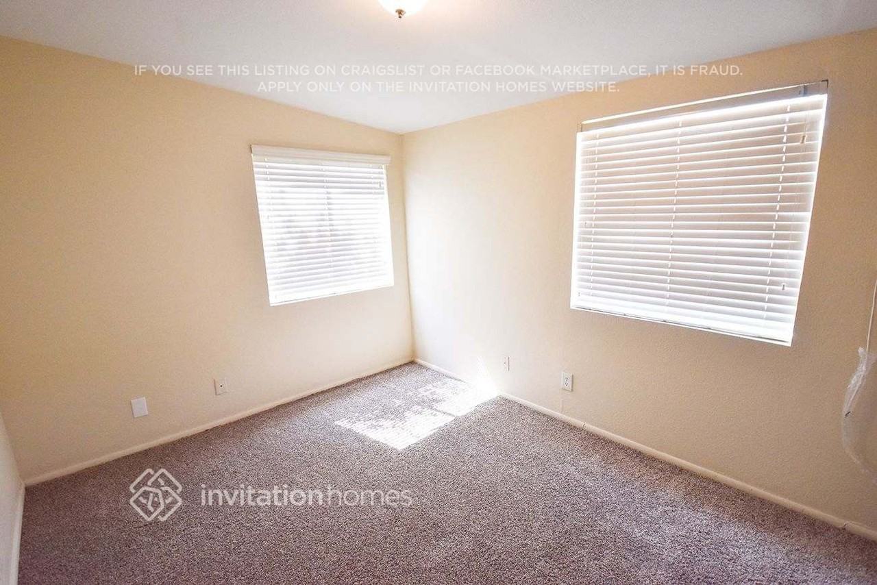 2136 E Bramble Ave - Photo 4 of 10