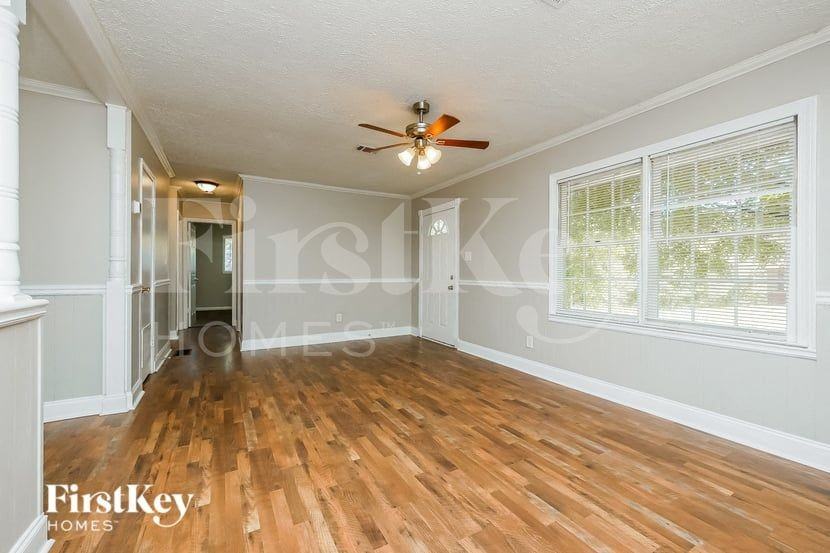 8065 Huntington Dr - Photo 3 of 17
