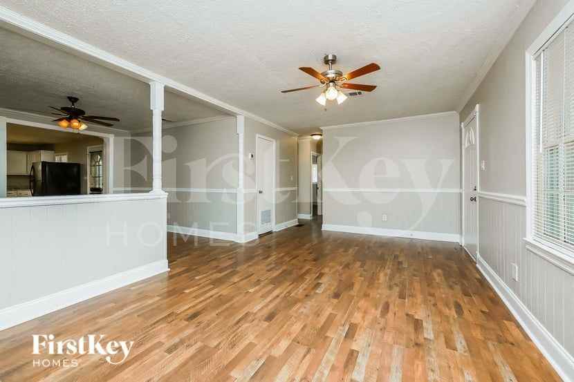8065 Huntington Dr - Photo 4 of 17
