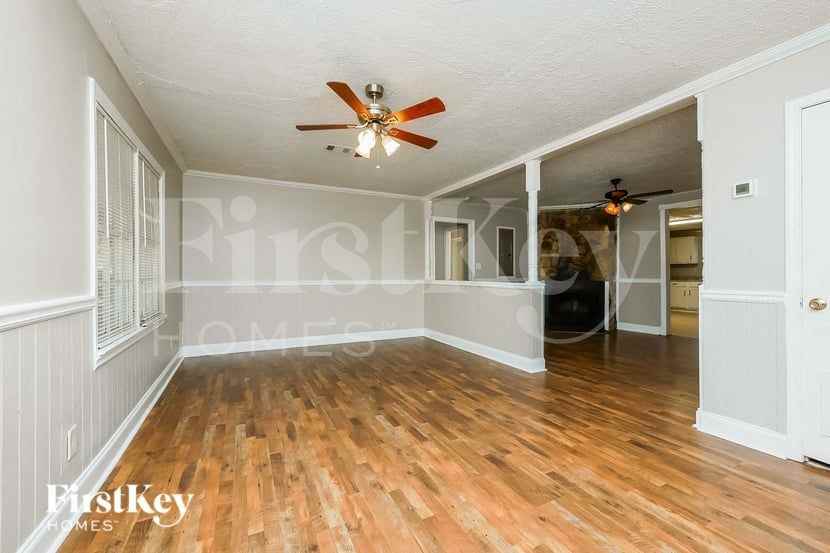 8065 Huntington Dr - Photo 5 of 17