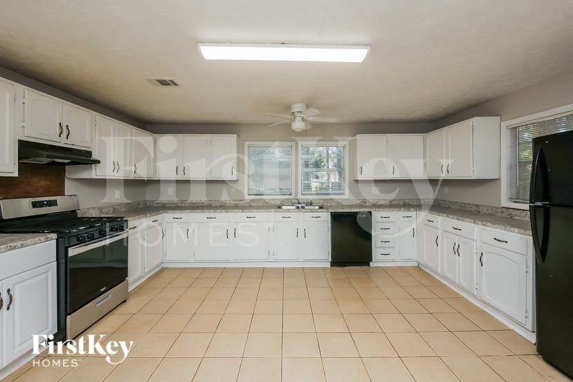 8065 Huntington Dr - Photo 7 of 17