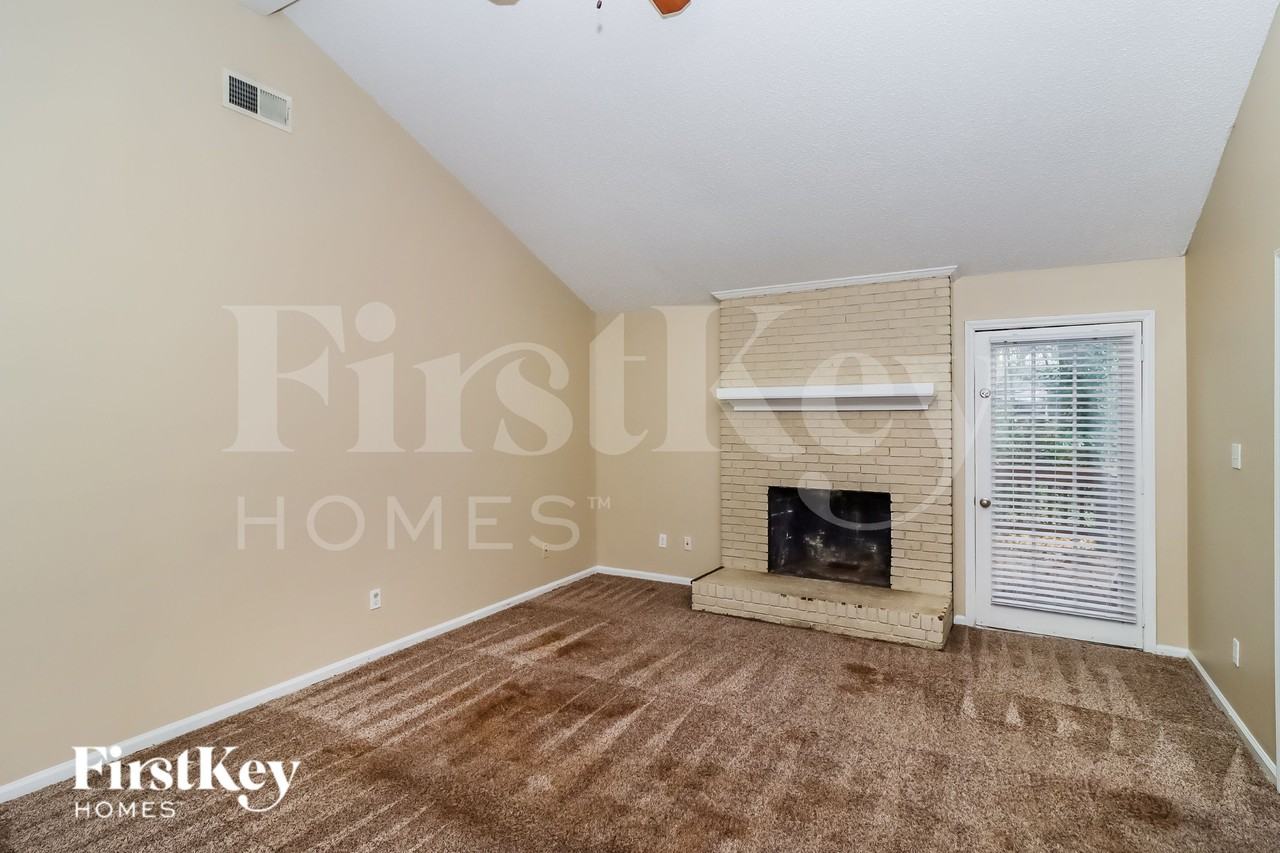 5722 Lambrook Ct - Photo 4 of 16