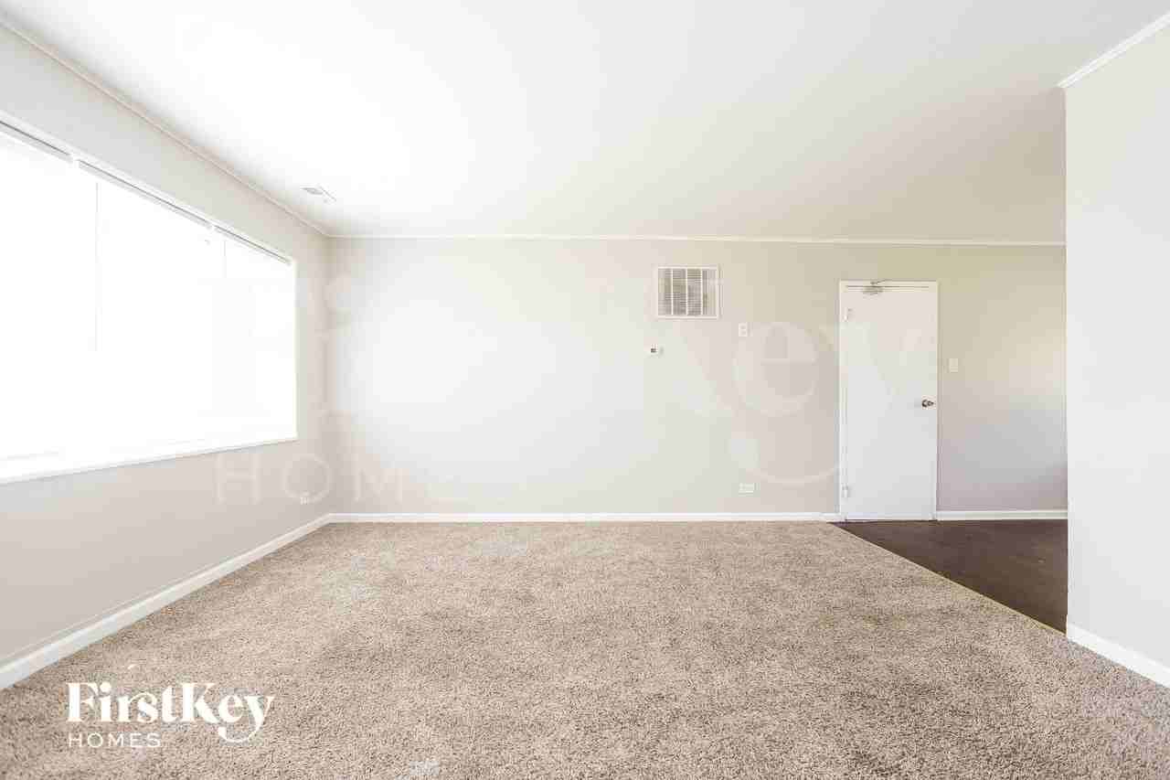 340 Westgate Dr - Photo 4 of 15