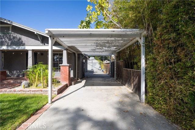 11049 Blix St - Photo 2 of 8
