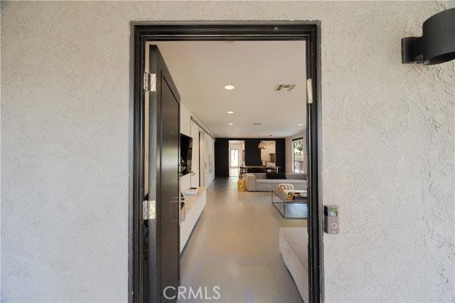 11049 Blix St - Photo 4 of 8