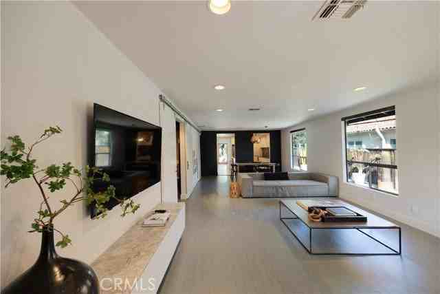 11049 Blix St - Photo 5 of 8