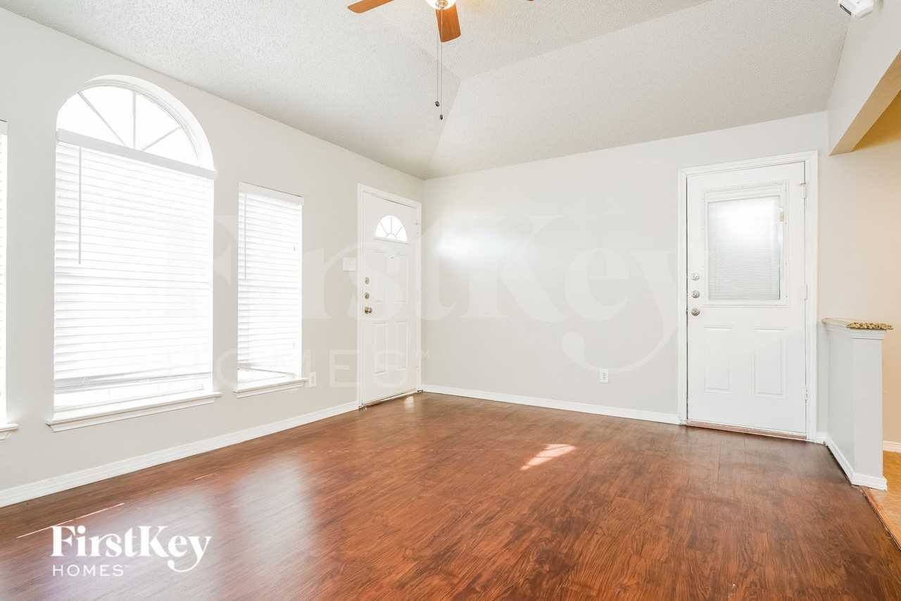 1721 Quinlan Ct - Photo 4 of 17