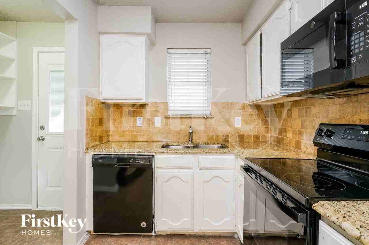 1721 Quinlan Ct - Photo 5 of 17