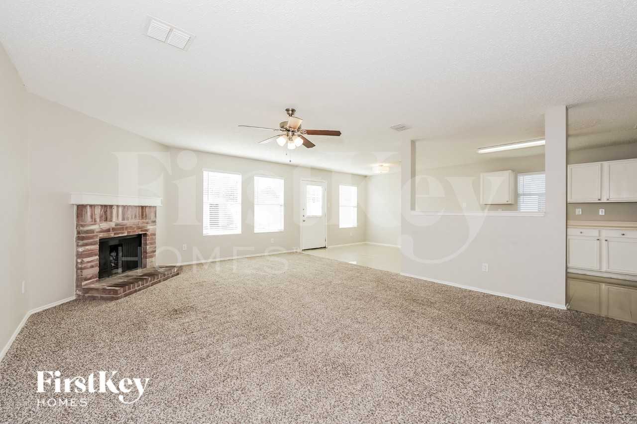 1273 Longleaf Dr - Photo 2 of 16