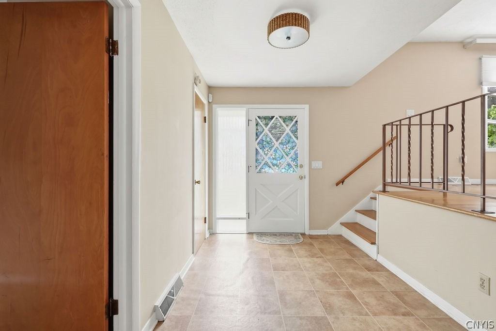115 Saybrook Ln - Photo 4 of 39