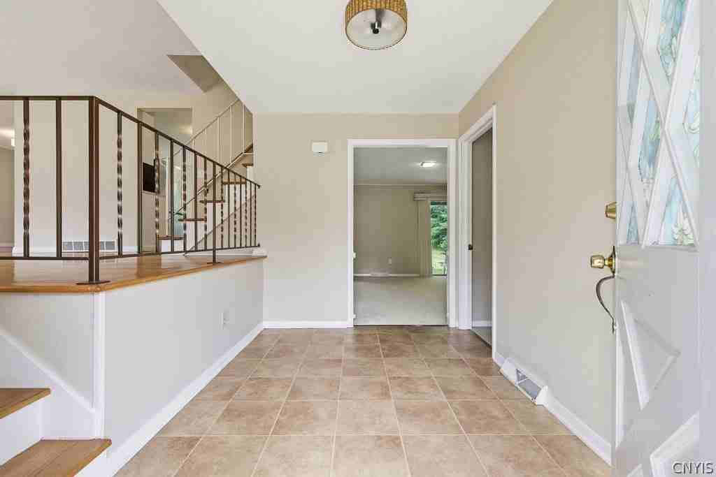 115 Saybrook Ln - Photo 6 of 39