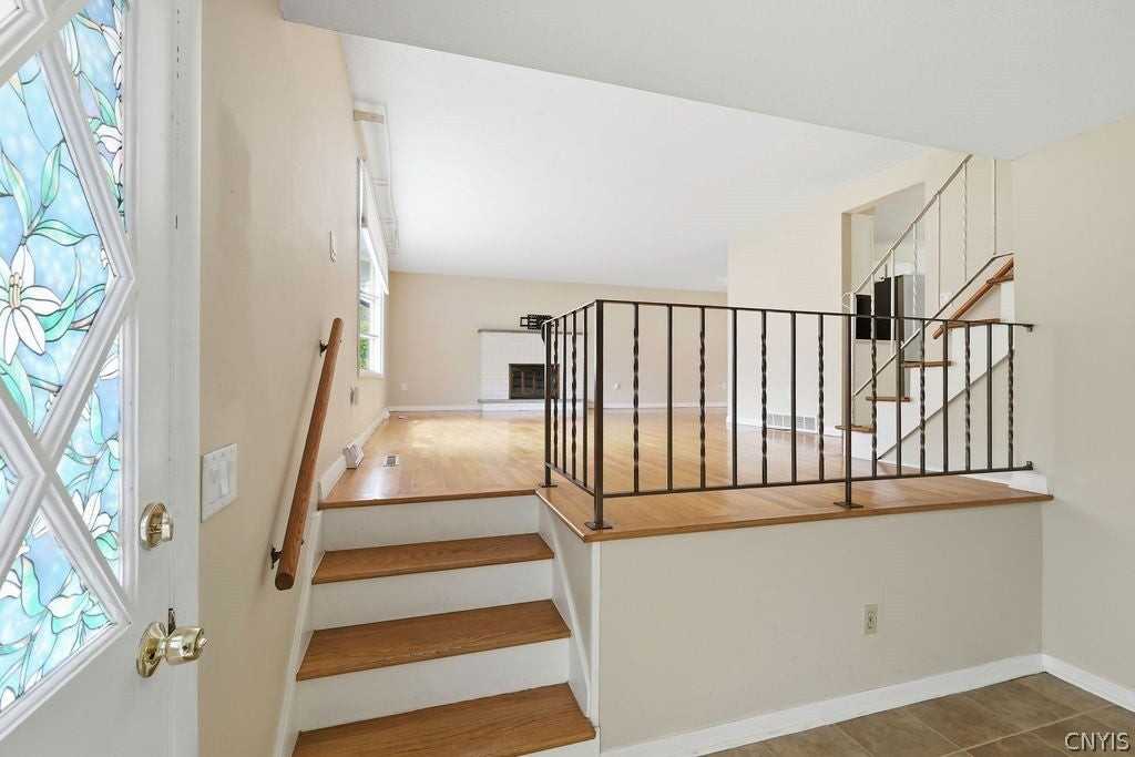 115 Saybrook Ln - Photo 7 of 39
