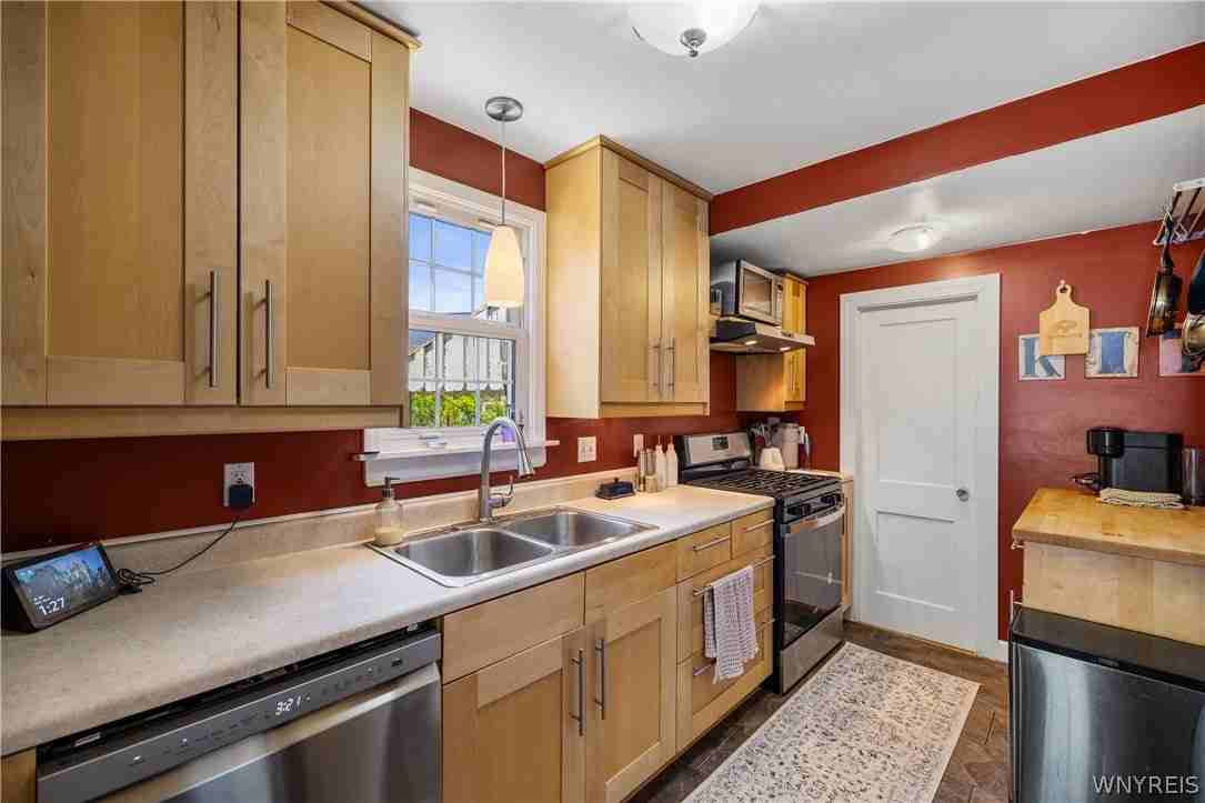 190 Springville Ave - Photo 3 of 28