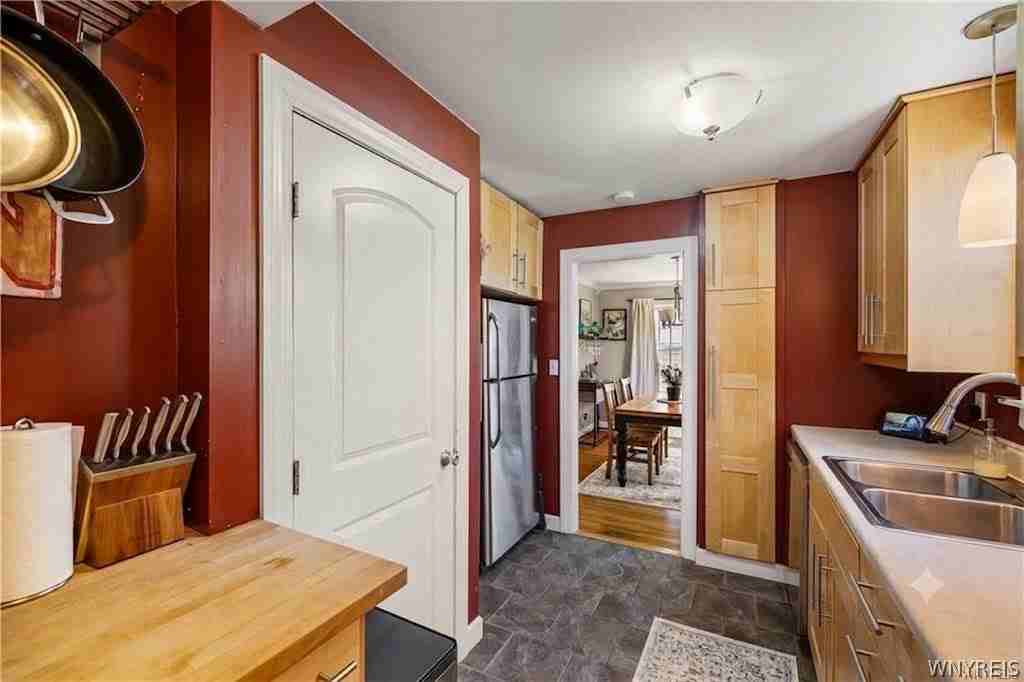 190 Springville Ave - Photo 5 of 28