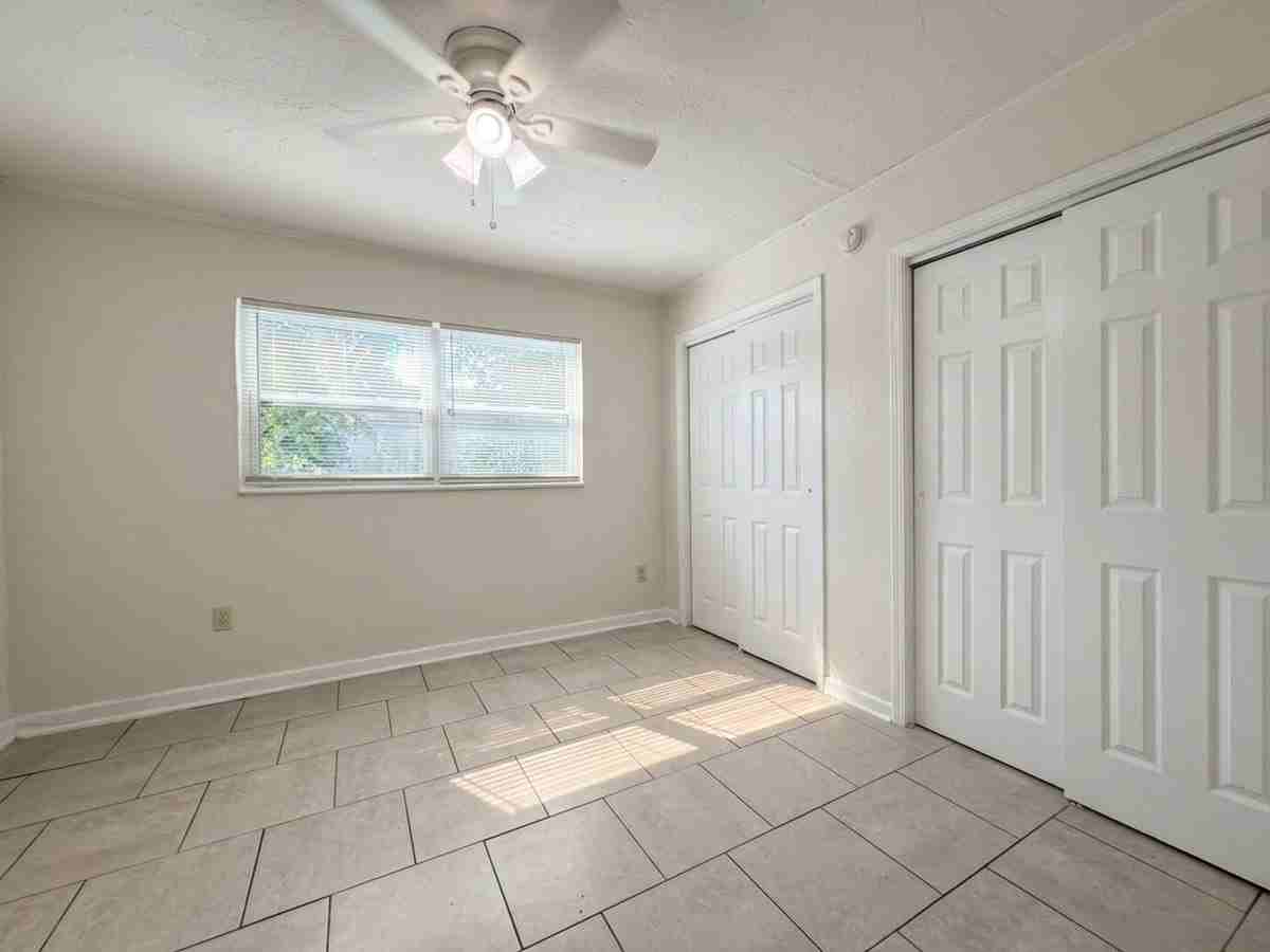902 1/2 W Jackson St #C - Photo 2 of 8
