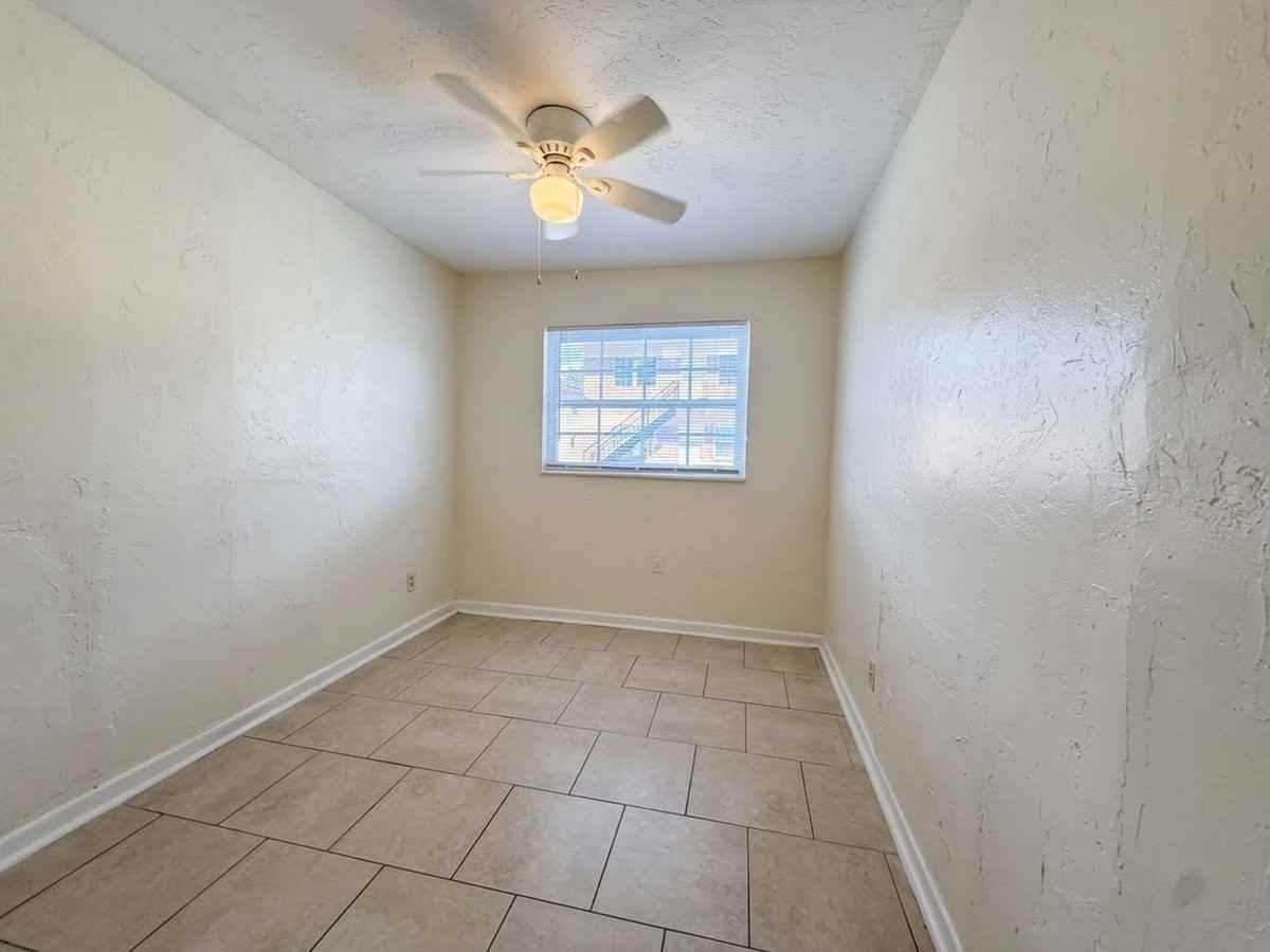 902 1/2 W Jackson St #C - Photo 5 of 8