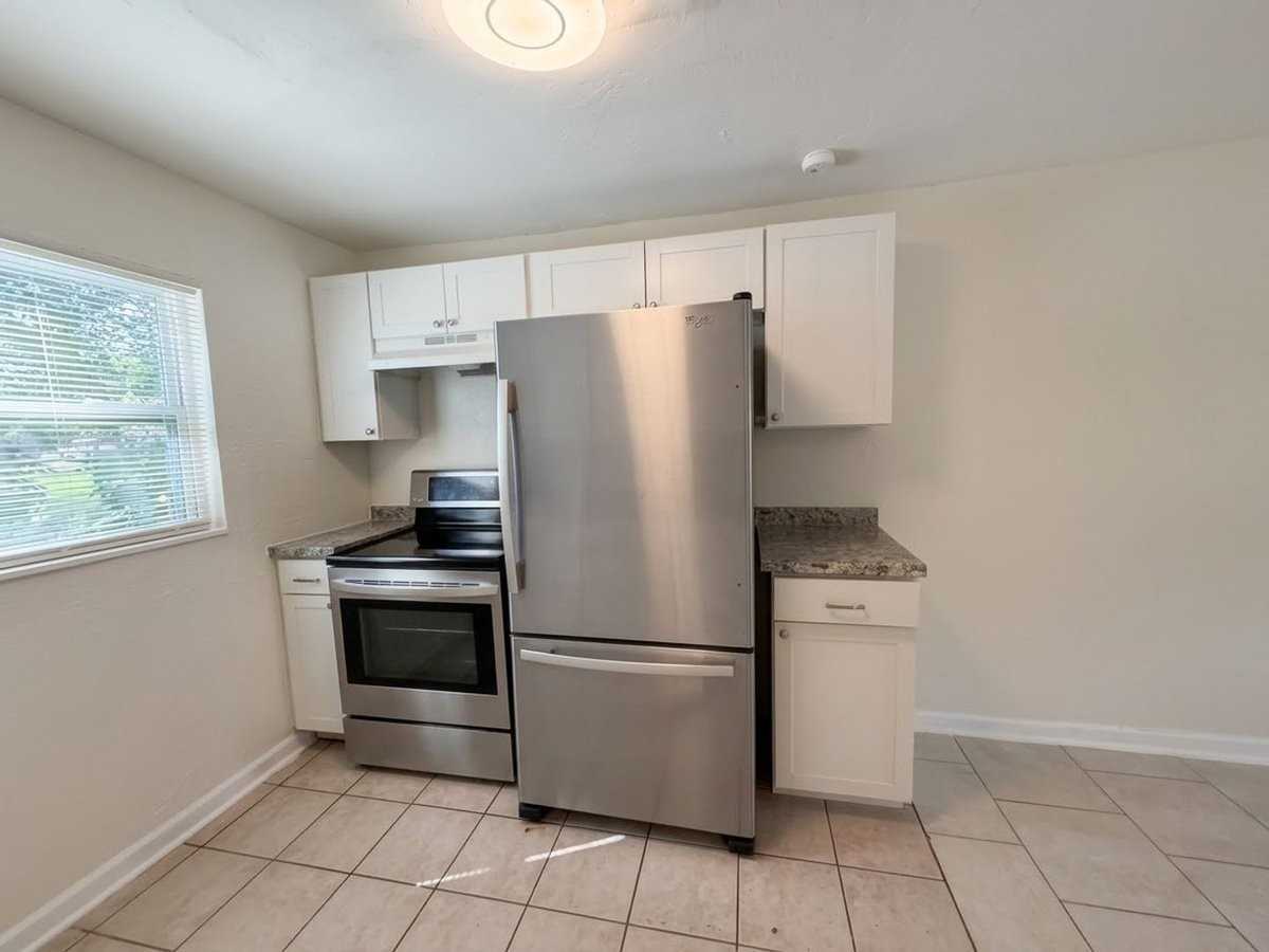 902 1/2 W Jackson St #C - Photo 7 of 8