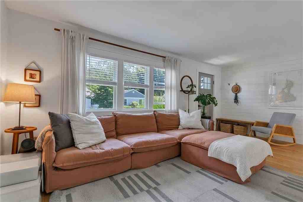 19 Sherwood Rd - Photo 5 of 32
