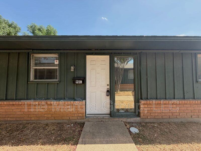 901 Redbird Dr - Photo 2 of 13