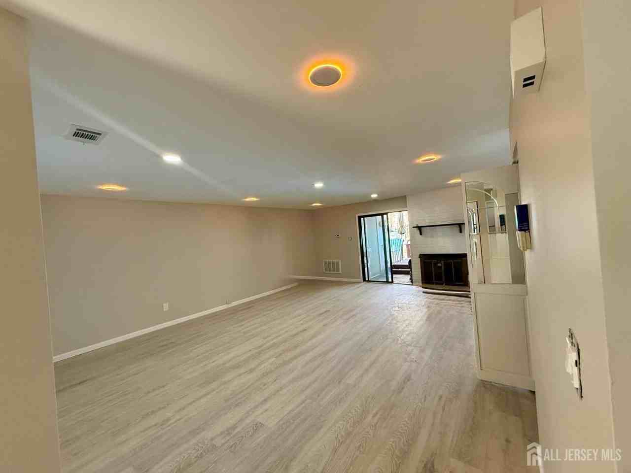 1502 Bromley Est - Photo 3 of 18