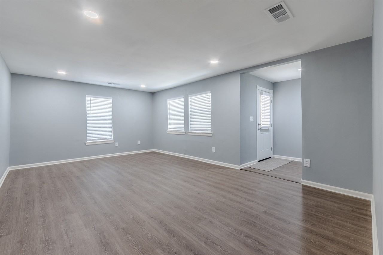 605 Lloyd - Photo 5 of 37
