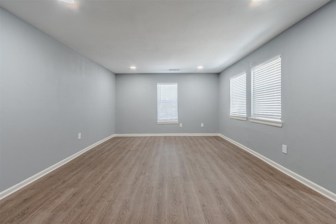605 Lloyd - Photo 6 of 37