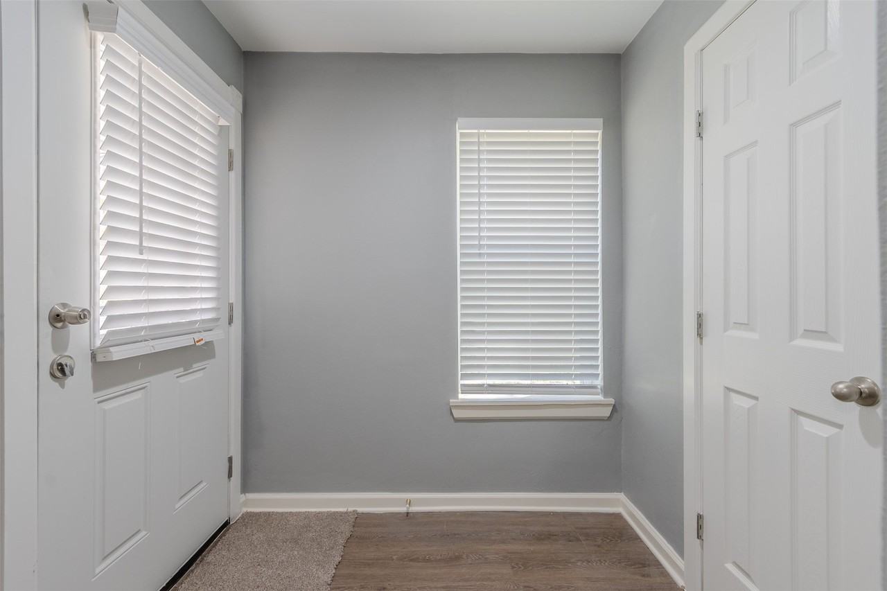 605 Lloyd - Photo 7 of 37