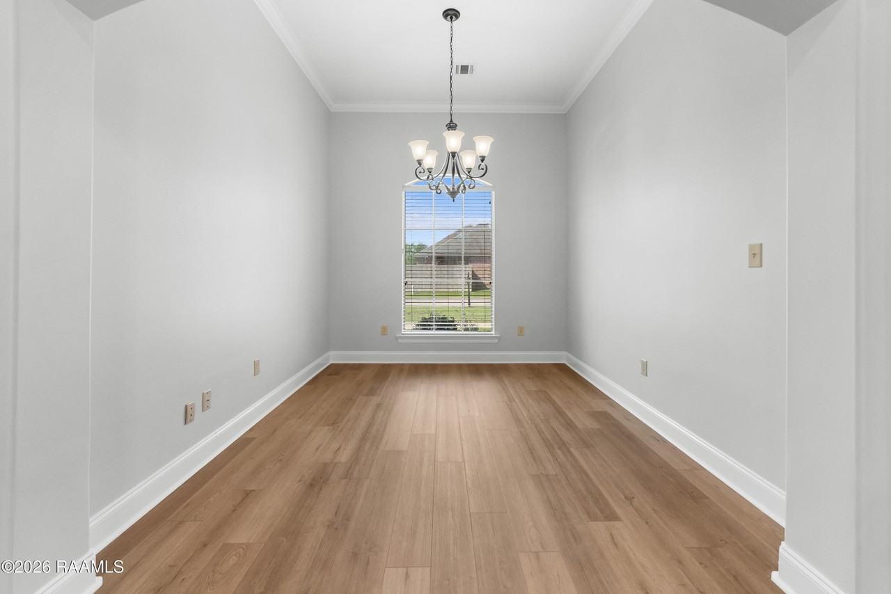 104 Clover Leaf Dr - Photo 5 of 20