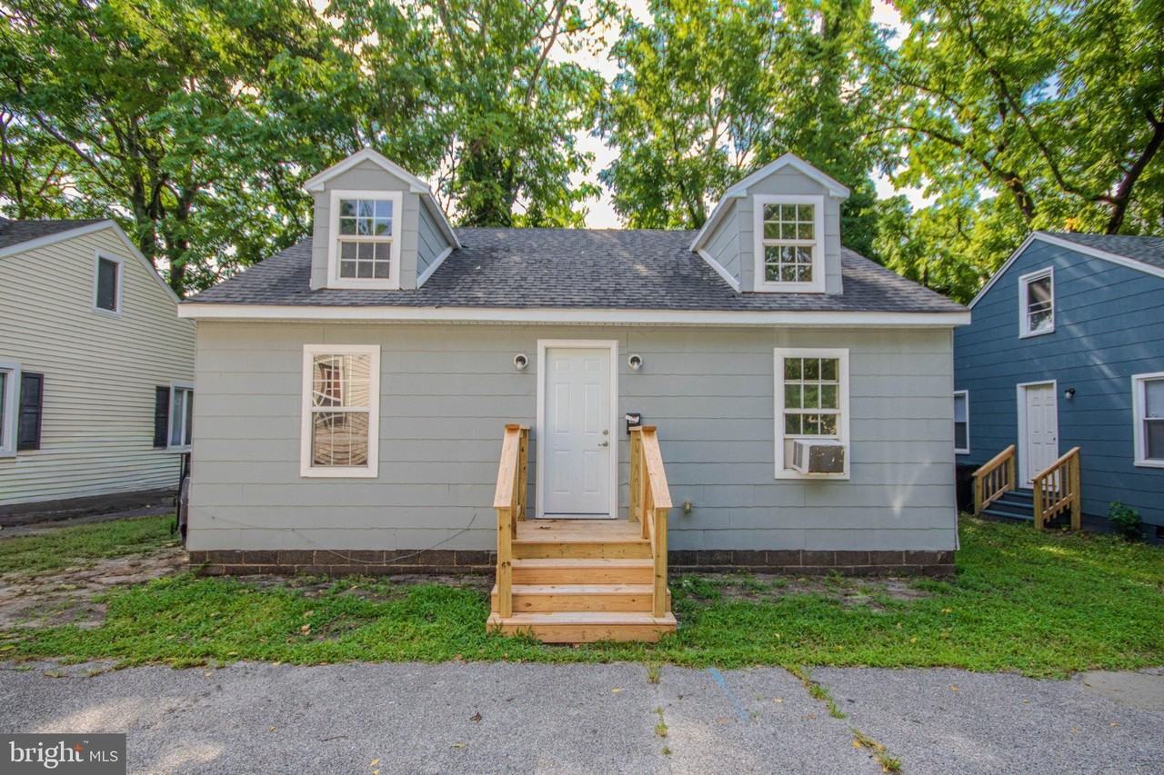 403 Newton Ter - Photo 2 of 19