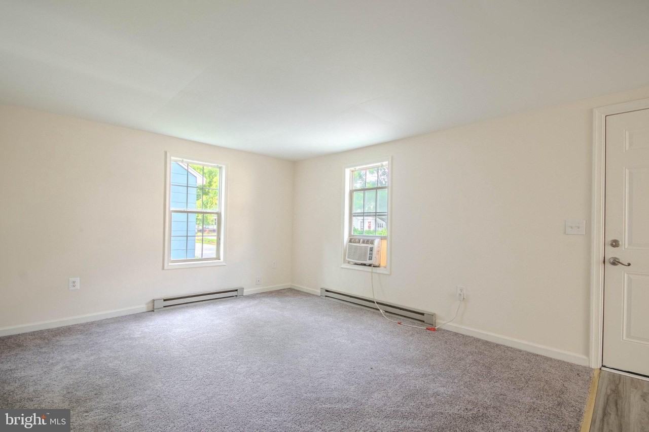 403 Newton Ter - Photo 7 of 19