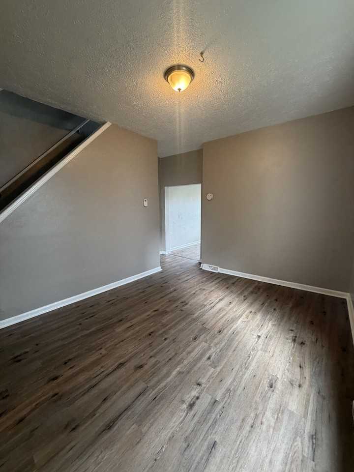 1529 4th Ave #1 - Photo 4 of 10