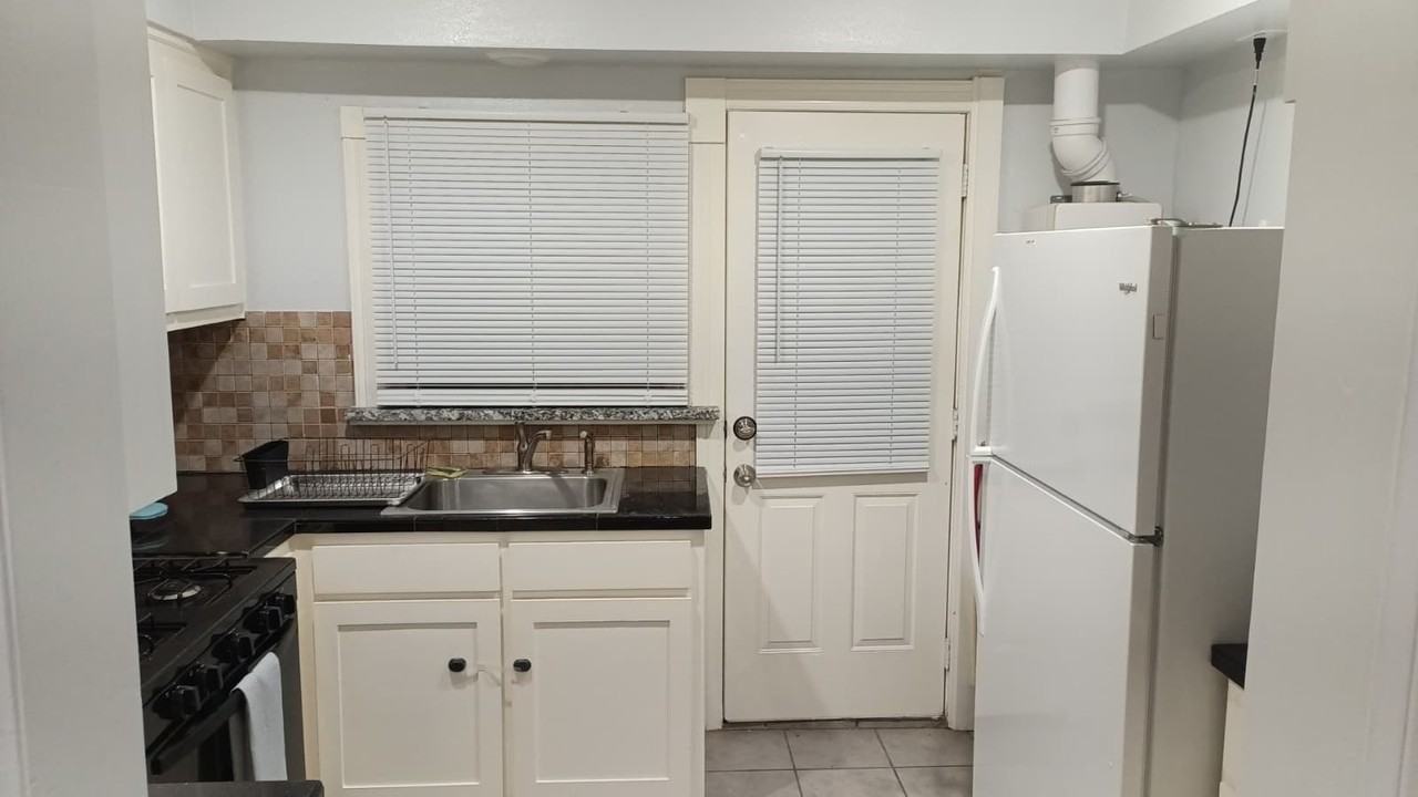 736 South Fannin Avenue #C - Photo 4 of 16