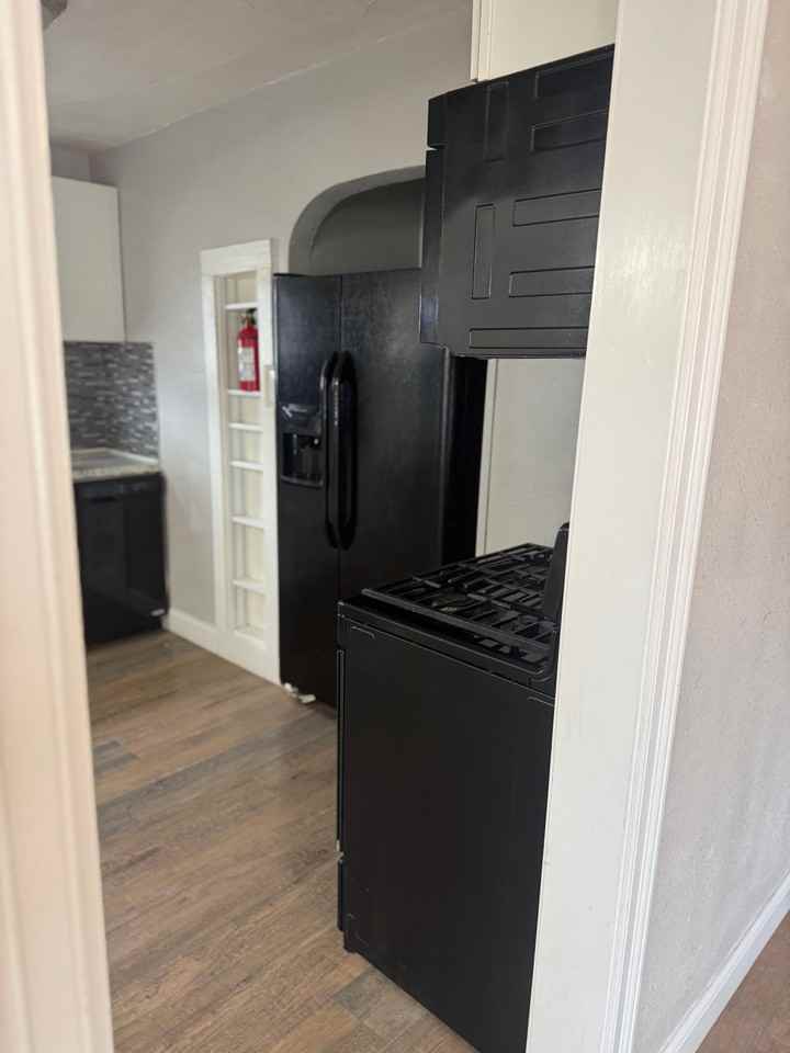 608 W Fox St - Photo 2 of 9