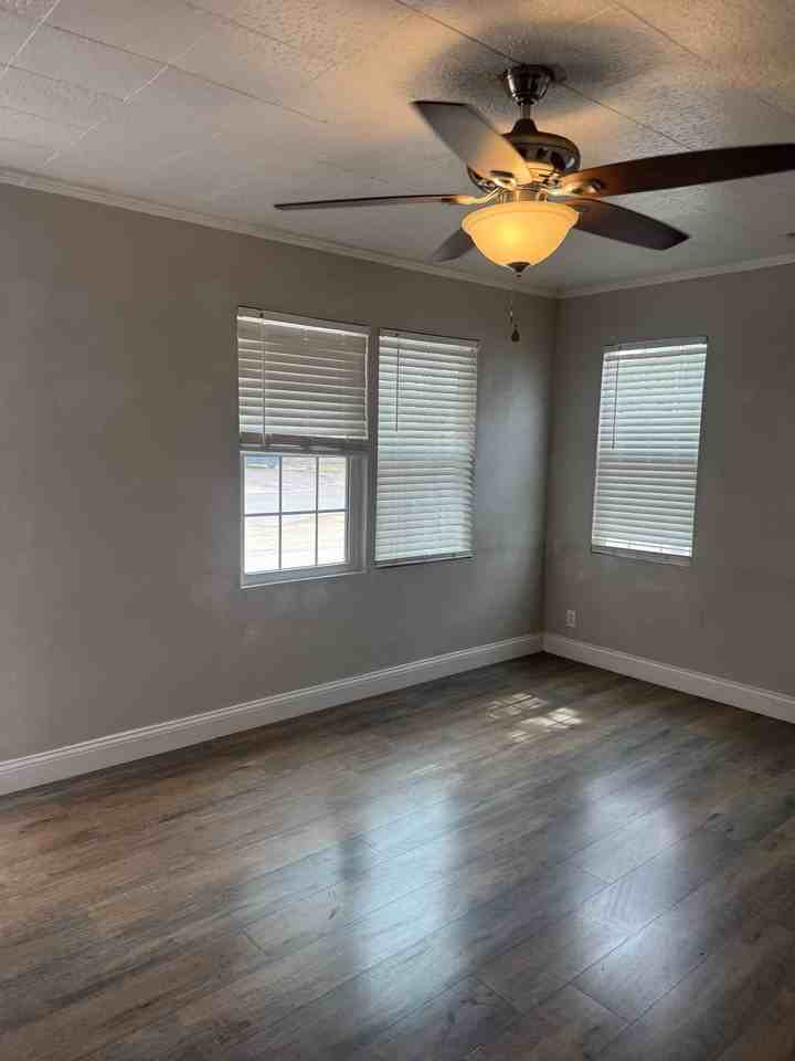 608 W Fox St - Photo 4 of 9