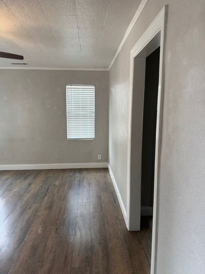 608 W Fox St - Photo 7 of 9