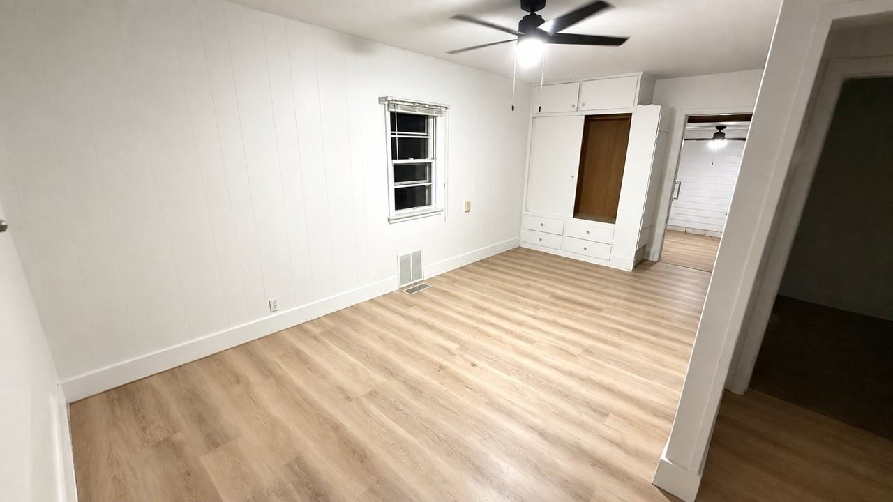811 S Hickory St - Photo 2 of 8