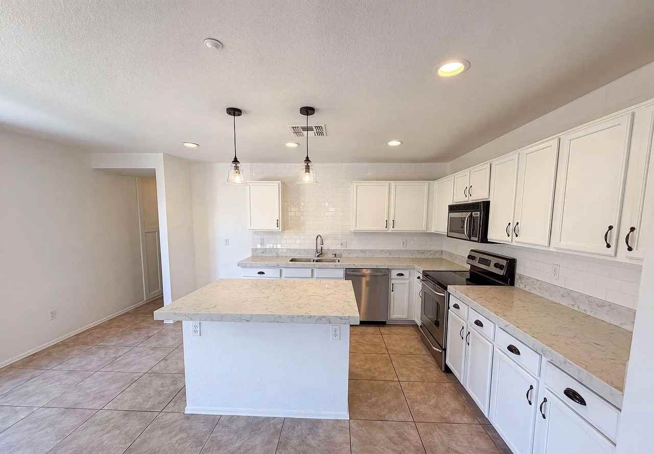 7501 E Deer Valley Rd ##La